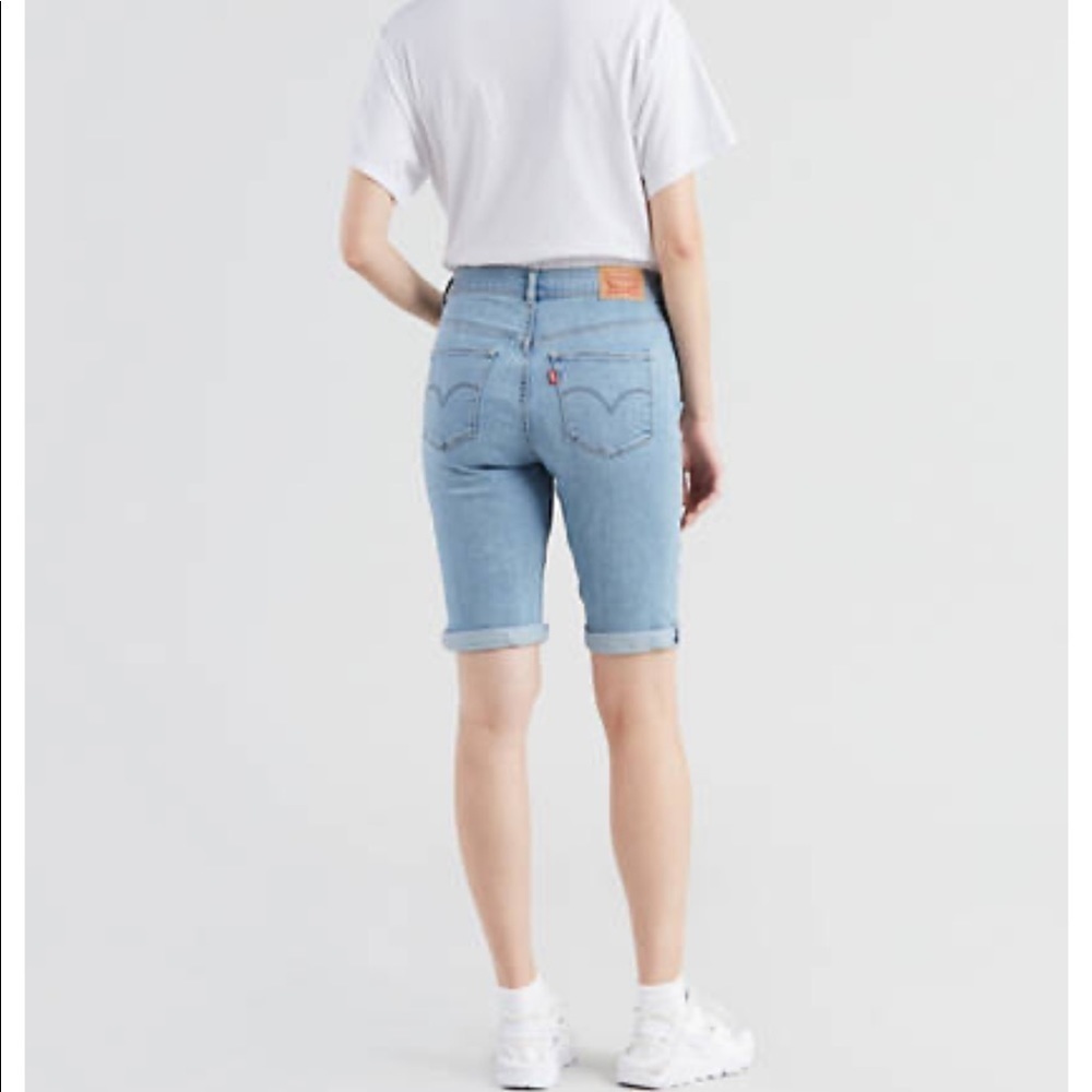 Levi’s Women’s Bermuda denim blue jean Shorts light wash size 4 - Picture 2 of 7